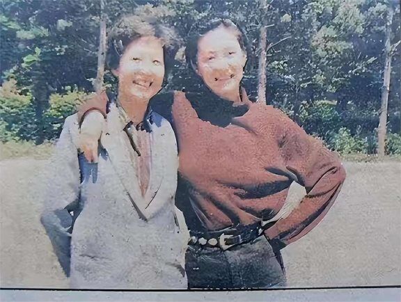 爱丝人允儿薄丝_林青霞年轻动图_林青霞与粉丝的动人故事